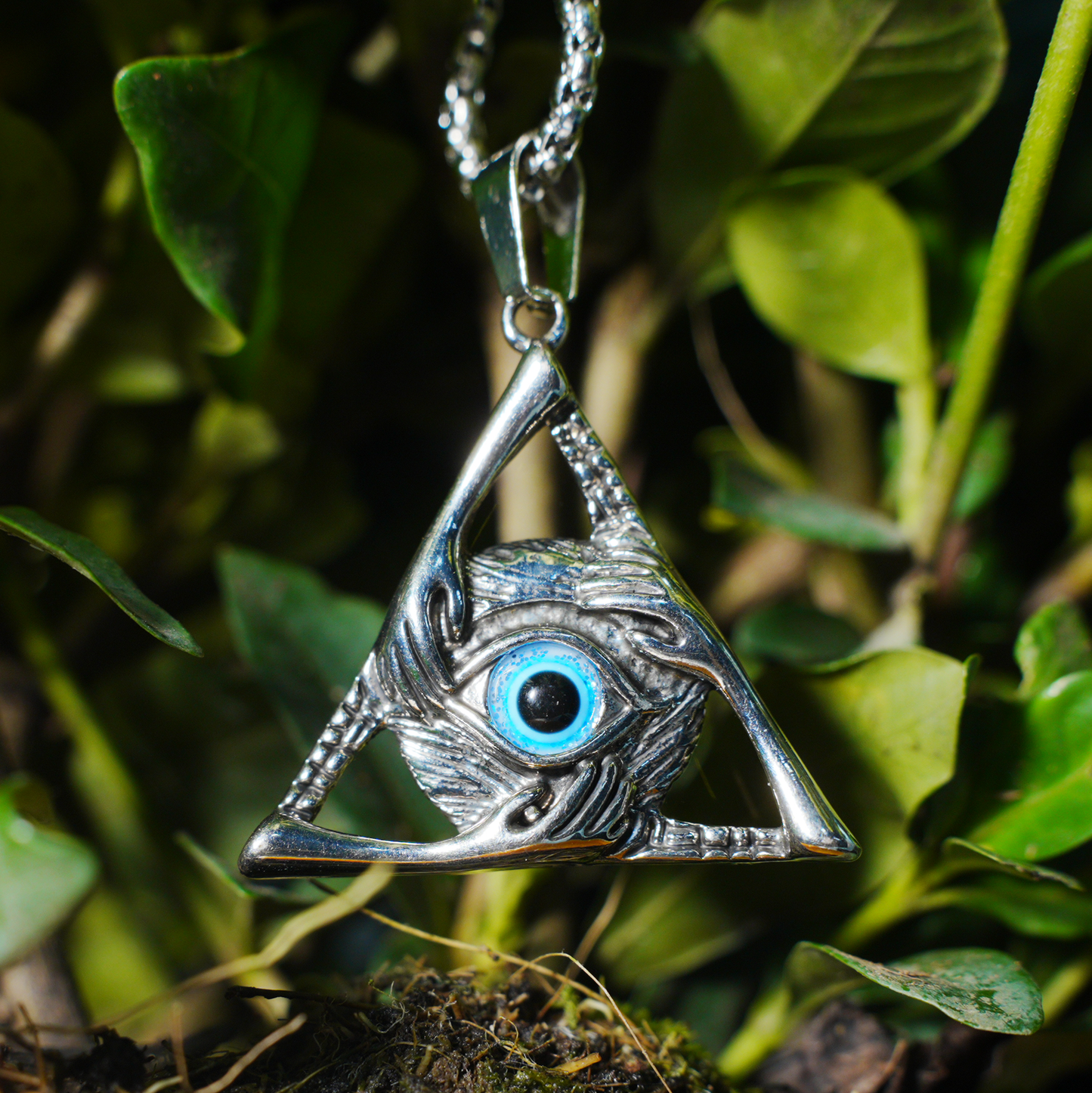 Halskette mit Dreiecksanhänger „Allsehendes Auge“ | Mystischer Amulettschmuck mit blauem Edelstein | Gotischer okkulter Unisex-Schutzanhänger