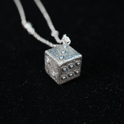 Die wachsame Würfel-Halskette – Mystischer Amulett-Würfel-Anhänger mit eingravierten Augen und blauen Kristallen, Gothic-Vintage-Stil