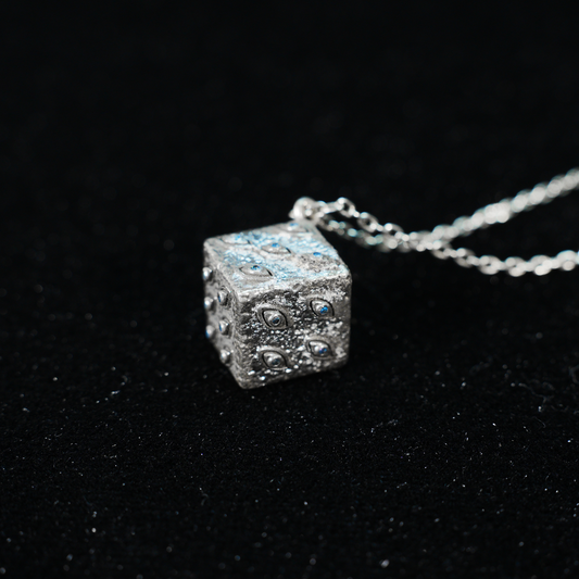 Die wachsame Würfel-Halskette – Mystischer Amulett-Würfel-Anhänger mit eingravierten Augen und blauen Kristallen, Gothic-Vintage-Stil
