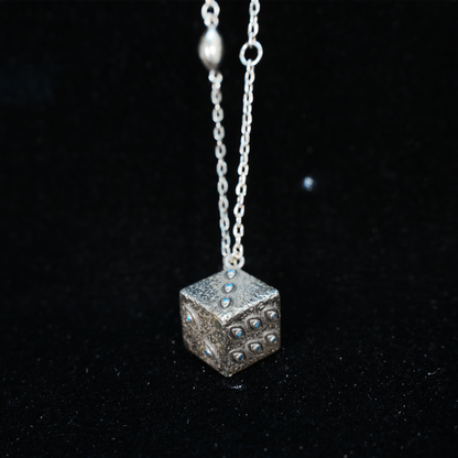 Die wachsame Würfel-Halskette – Mystischer Amulett-Würfel-Anhänger mit eingravierten Augen und blauen Kristallen, Gothic-Vintage-Stil
