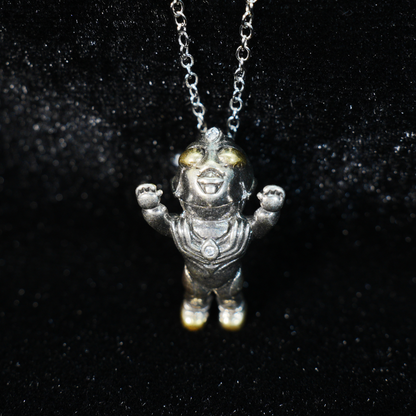Von Ultraman inspirierte Chibi-Anhänger-Halskette – Mutige Heldenpose, Retro-Rüstungslook, Schmuck für Anime-Fans und Cosplay-Geschenke