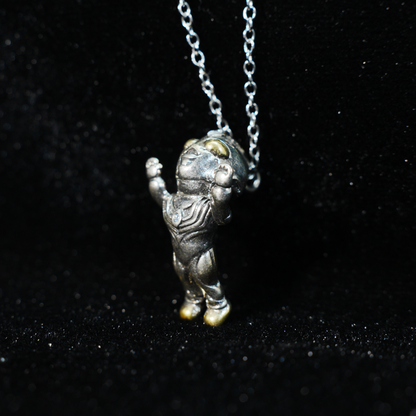 Von Ultraman inspirierte Chibi-Anhänger-Halskette – Mutige Heldenpose, Retro-Rüstungslook, Schmuck für Anime-Fans und Cosplay-Geschenke
