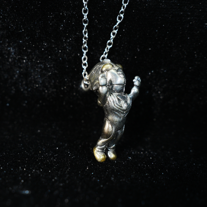 Von Ultraman inspirierte Chibi-Anhänger-Halskette – Mutige Heldenpose, Retro-Rüstungslook, Schmuck für Anime-Fans und Cosplay-Geschenke