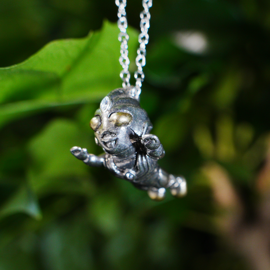 Ultraman-Inspired Chibi Pendant Necklace – Bold Heroic Pose, Retro Armor Look, Jewelry for Anime Fans & Cosplay Gifts