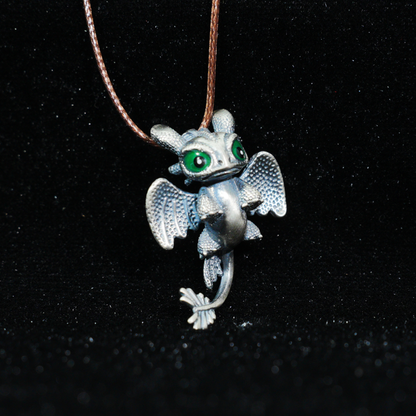 Süße Halskette mit Drachenanhänger – Fantasy-Tierschmuck, grünäugiger Babydrachen-Anhänger, handgefertigtes Geschenk im Gothic-Stil für alle Altersgruppen