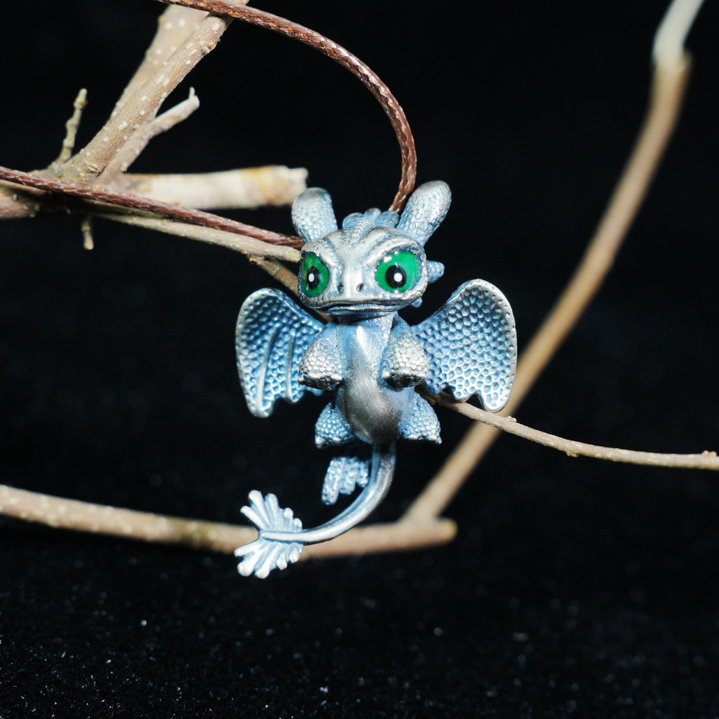 Süße Halskette mit Drachenanhänger – Fantasy-Tierschmuck, grünäugiger Babydrachen-Anhänger, handgefertigtes Geschenk im Gothic-Stil für alle Altersgruppen