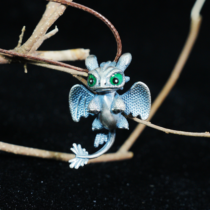 Süße Halskette mit Drachenanhänger – Fantasy-Tierschmuck, grünäugiger Babydrachen-Anhänger, handgefertigtes Geschenk im Gothic-Stil für alle Altersgruppen
