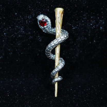 Anhänger „Erwachende Schlange“ – Schlangenkette in Zauberstabform mit rotem Edelsteinauge | Gotischer Talismanschmuck