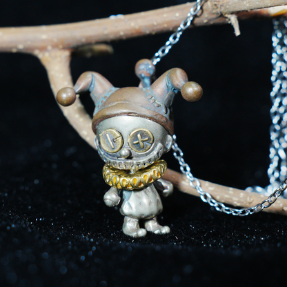 Halskette mit Anhänger „Broken Smile Jester“ – Gothic-Clown-Anhänger aus Kupfer im Dark-Fantasy-Stil