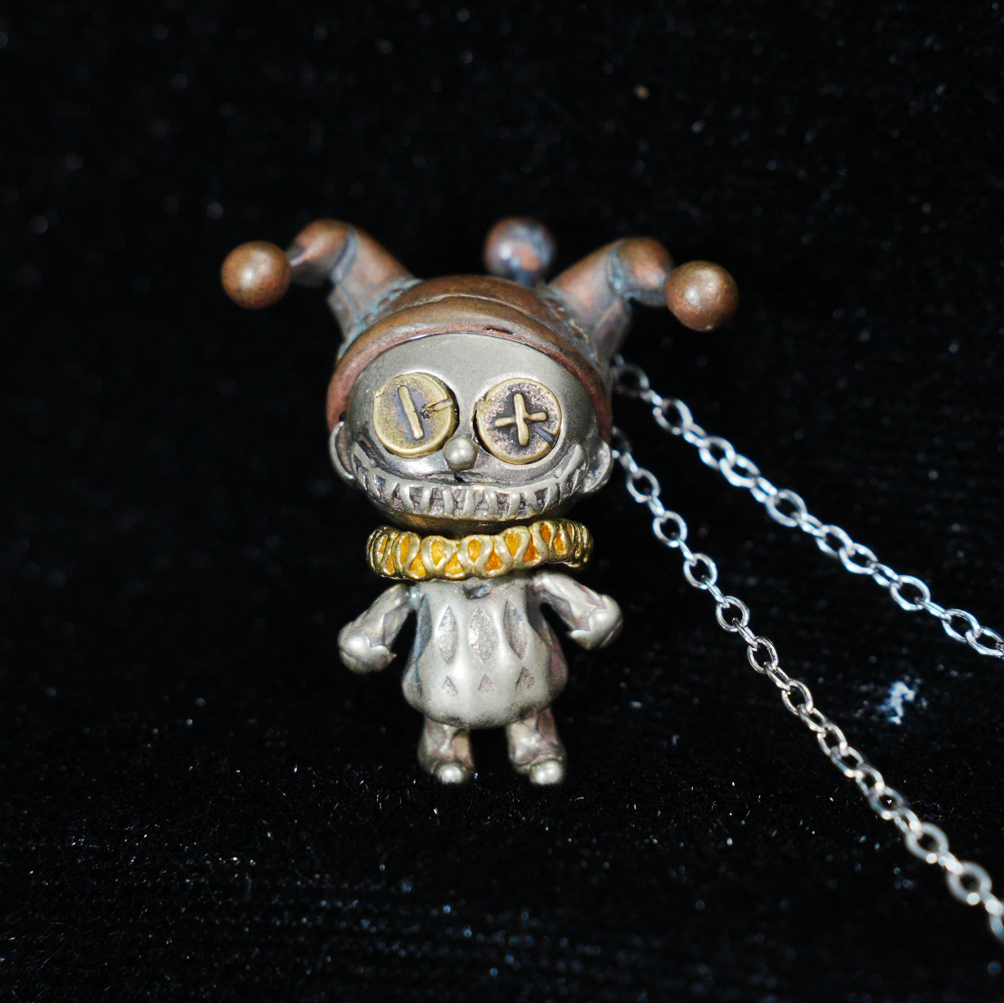 Halskette mit Anhänger „Broken Smile Jester“ – Gothic-Clown-Anhänger aus Kupfer im Dark-Fantasy-Stil