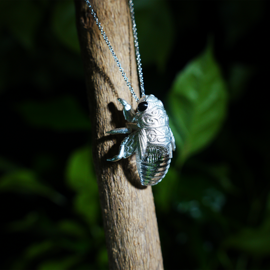 Cicada Pendant Necklace – Vintage Insect Jewelry with Crystal Look, Symbol of Rebirth and Clarity, Nature-Inspired Totem Gift