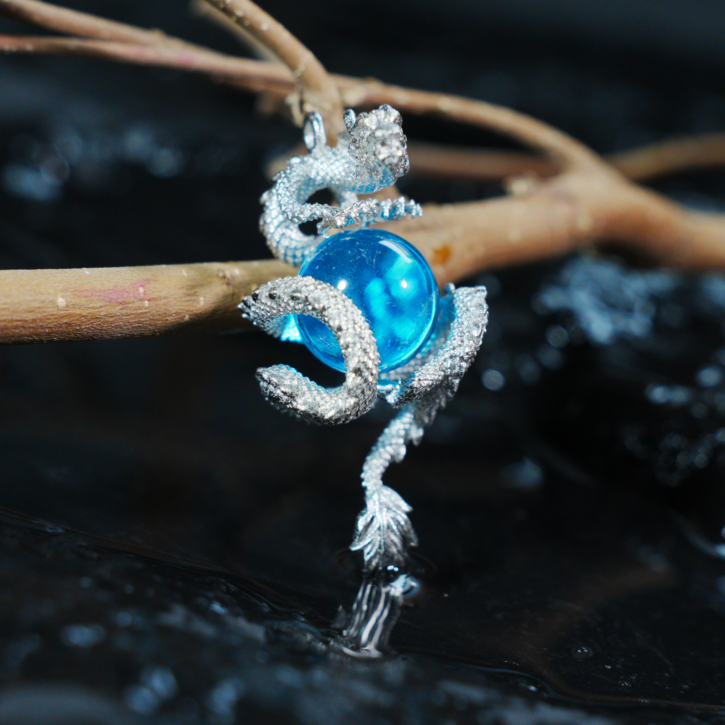 Orientalische Drachen-Totem-Halskette – Gewickelter Drachenanhänger mit blauer Energiekugel, mythisch inspirierter Unisex-Geschenkschmuck