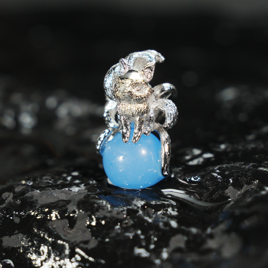 Neunschwänziger Fuchsanhänger mit blauem Edelstein | Mystische Wächterkette | Tiertotemschmuck