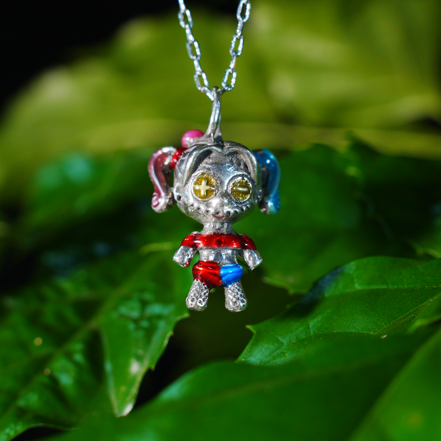 Halskette mit Anhänger „Punk Doll Girl“, süßer Cosplay-Stil, rote und blaue Haare, Knopfaugen, handgefertigter Schmuck aus Legierung