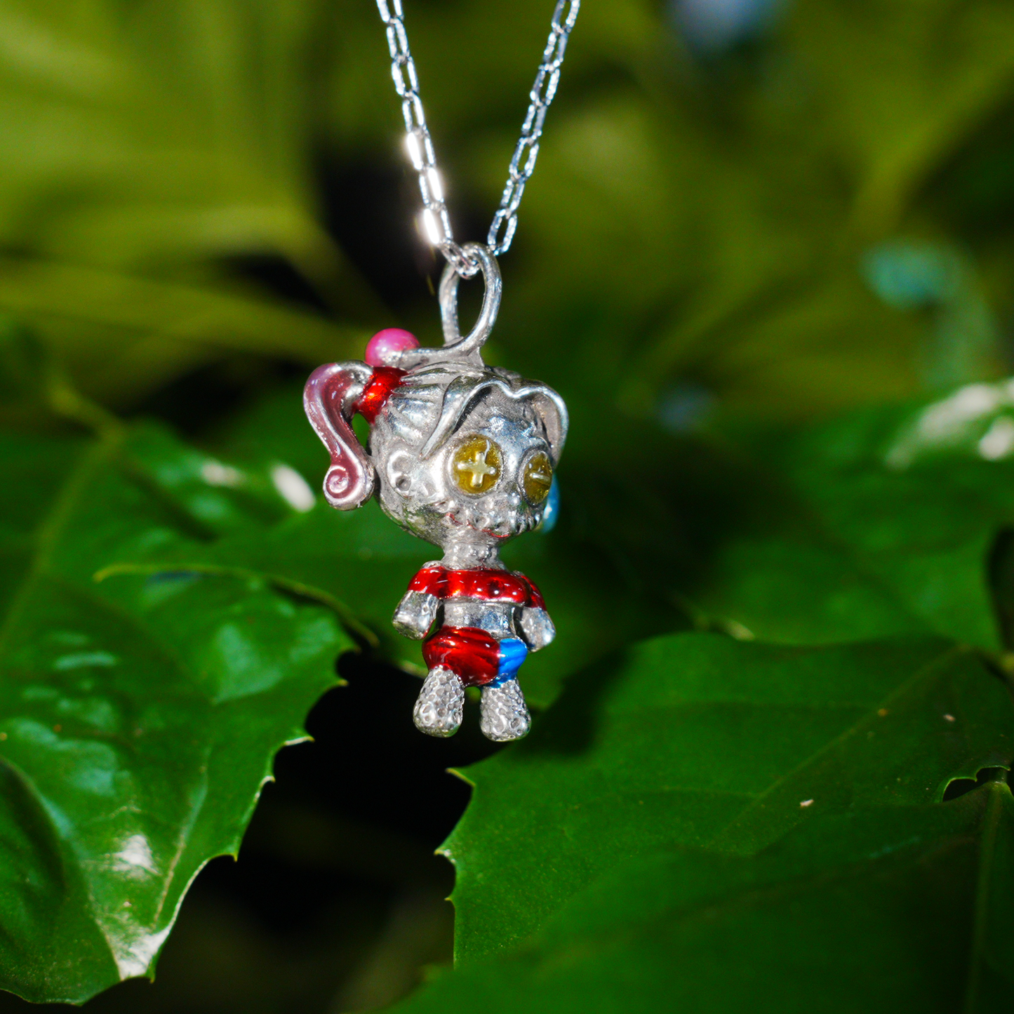 Halskette mit Anhänger „Punk Doll Girl“, süßer Cosplay-Stil, rote und blaue Haare, Knopfaugen, handgefertigter Schmuck aus Legierung