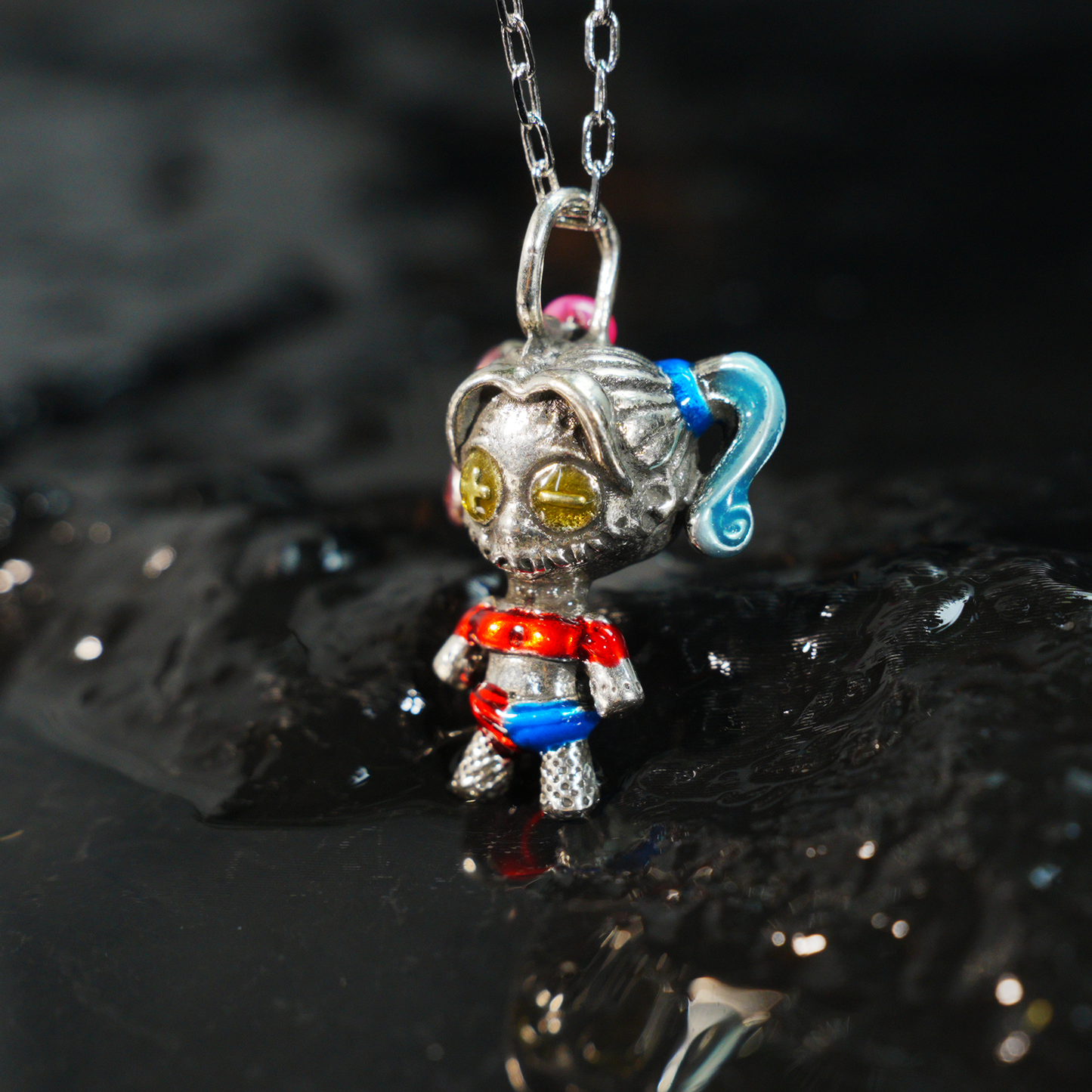 Halskette mit Anhänger „Punk Doll Girl“, süßer Cosplay-Stil, rote und blaue Haare, Knopfaugen, handgefertigter Schmuck aus Legierung