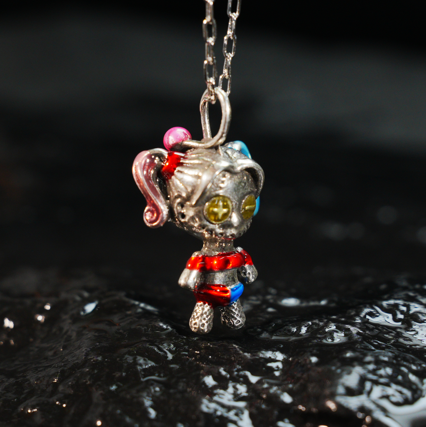 Halskette mit Anhänger „Punk Doll Girl“, süßer Cosplay-Stil, rote und blaue Haare, Knopfaugen, handgefertigter Schmuck aus Legierung