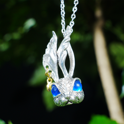Blauäugiger Kaninchen-Anhänger | Fantasy-Tier-Halskette | Traum-Amulett-Schmuck | Kunsthandwerkliches Statement-Geschenk