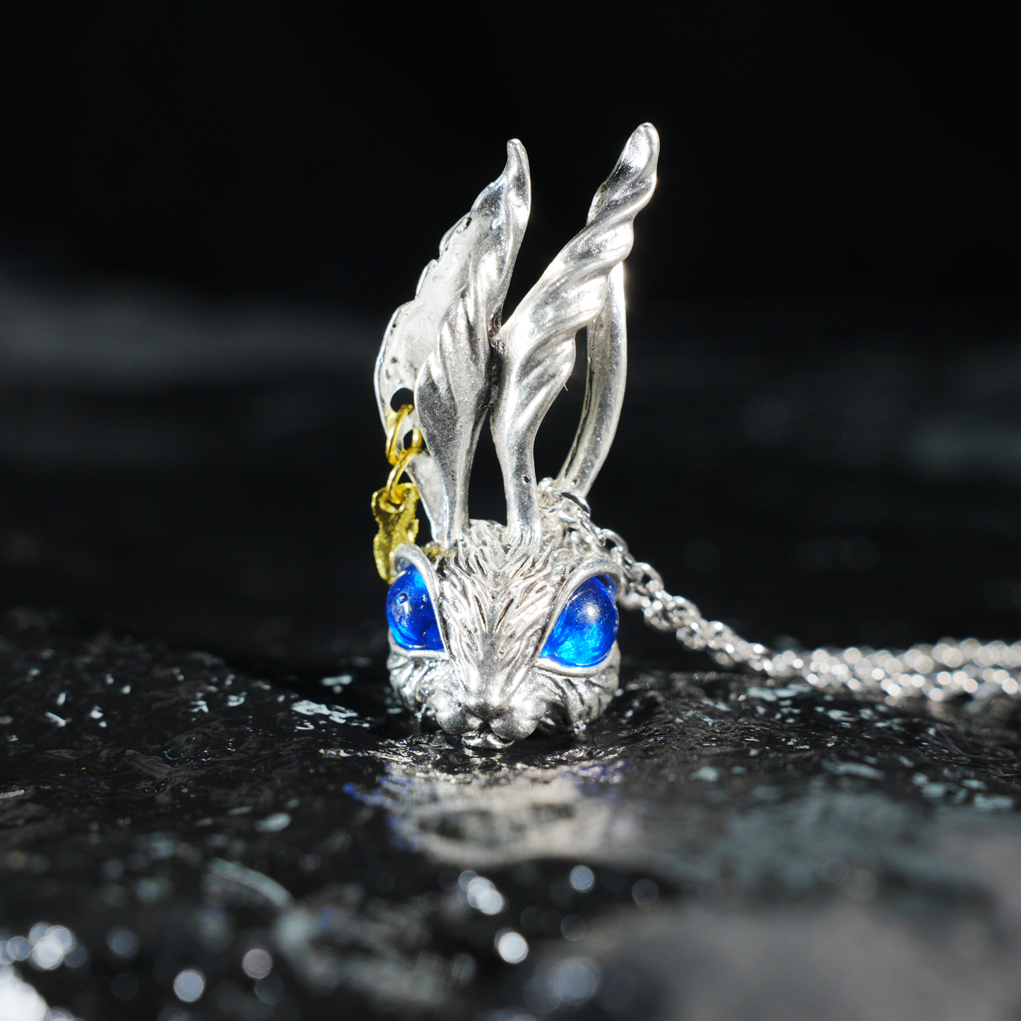 Blauäugiger Kaninchen-Anhänger | Fantasy-Tier-Halskette | Traum-Amulett-Schmuck | Kunsthandwerkliches Statement-Geschenk