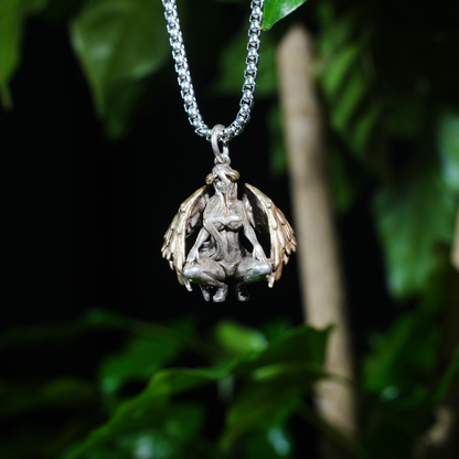 Gotische Halskette mit Anhänger der geflügelten Göttin – Schmuck des Dunklen Engelstotems – Zweifarbiger, kunstvoll geformter Anhänger – Symbol weiblicher Kraft