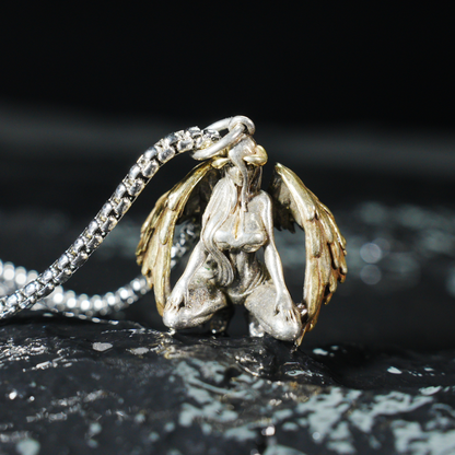 Gotische Halskette mit Anhänger der geflügelten Göttin – Schmuck des Dunklen Engelstotems – Zweifarbiger, kunstvoll geformter Anhänger – Symbol weiblicher Kraft