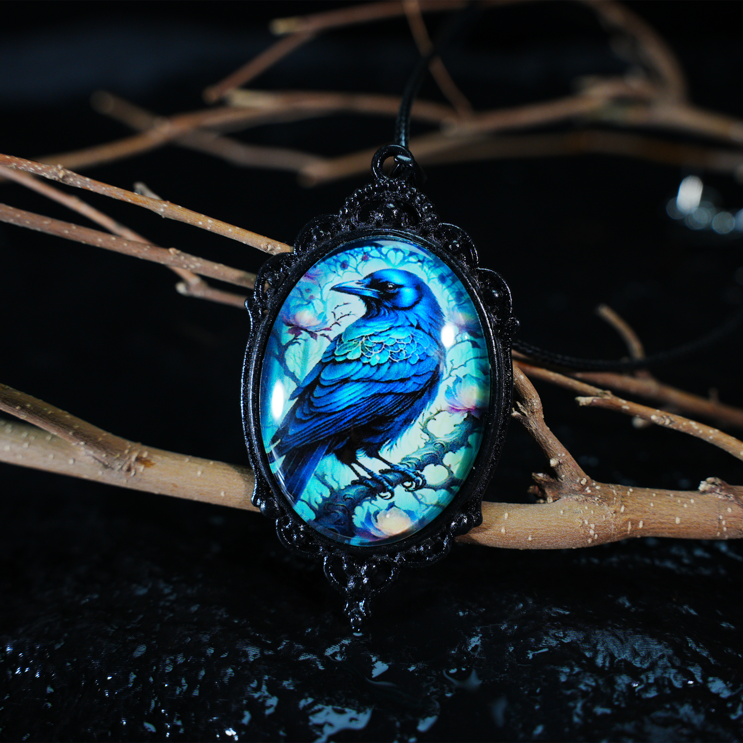 Halskette mit mystischem Rabenanhänger | Gotischer Vintage-Rahmen mit blau-schwarzer Illustration | Fantasy-Totemschmuck für Schutz und Weisheit
