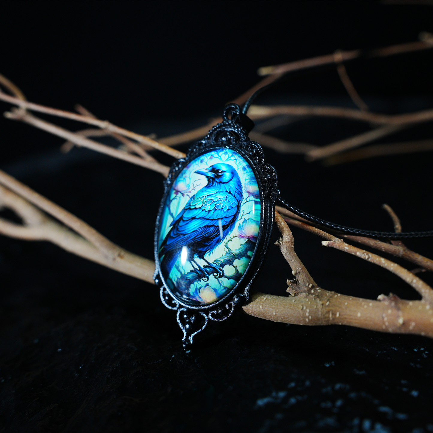 Halskette mit mystischem Rabenanhänger | Gotischer Vintage-Rahmen mit blau-schwarzer Illustration | Fantasy-Totemschmuck für Schutz und Weisheit