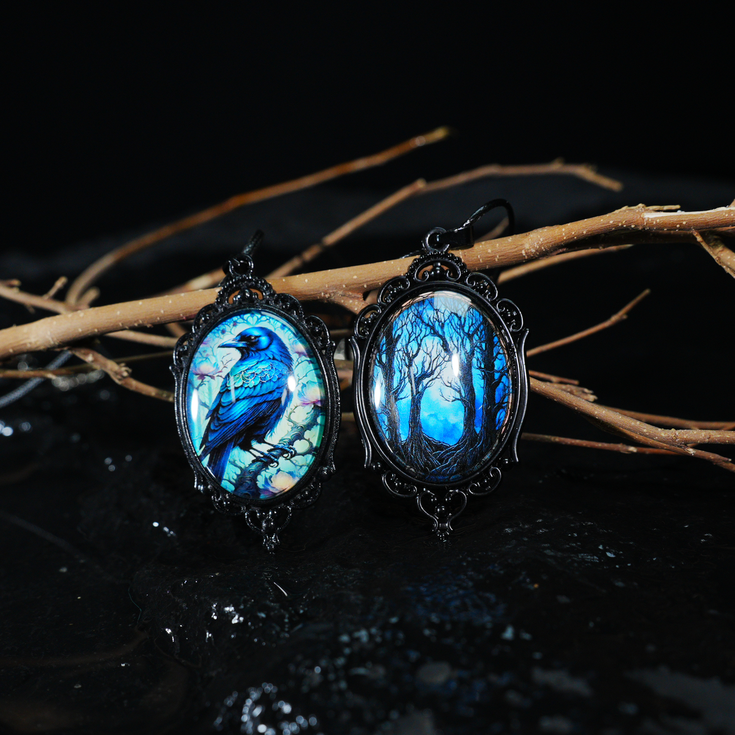 Halskette mit mystischem Rabenanhänger | Gotischer Vintage-Rahmen mit blau-schwarzer Illustration | Fantasy-Totemschmuck für Schutz und Weisheit