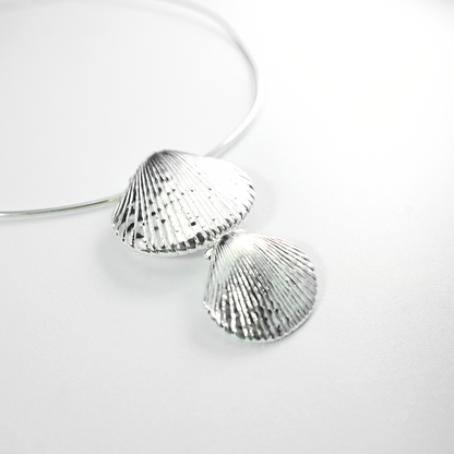 Minimalist Ocean-Inspired Double Shell Necklace · Metal Wire Collar Design · Symbolic Statement Jewelry