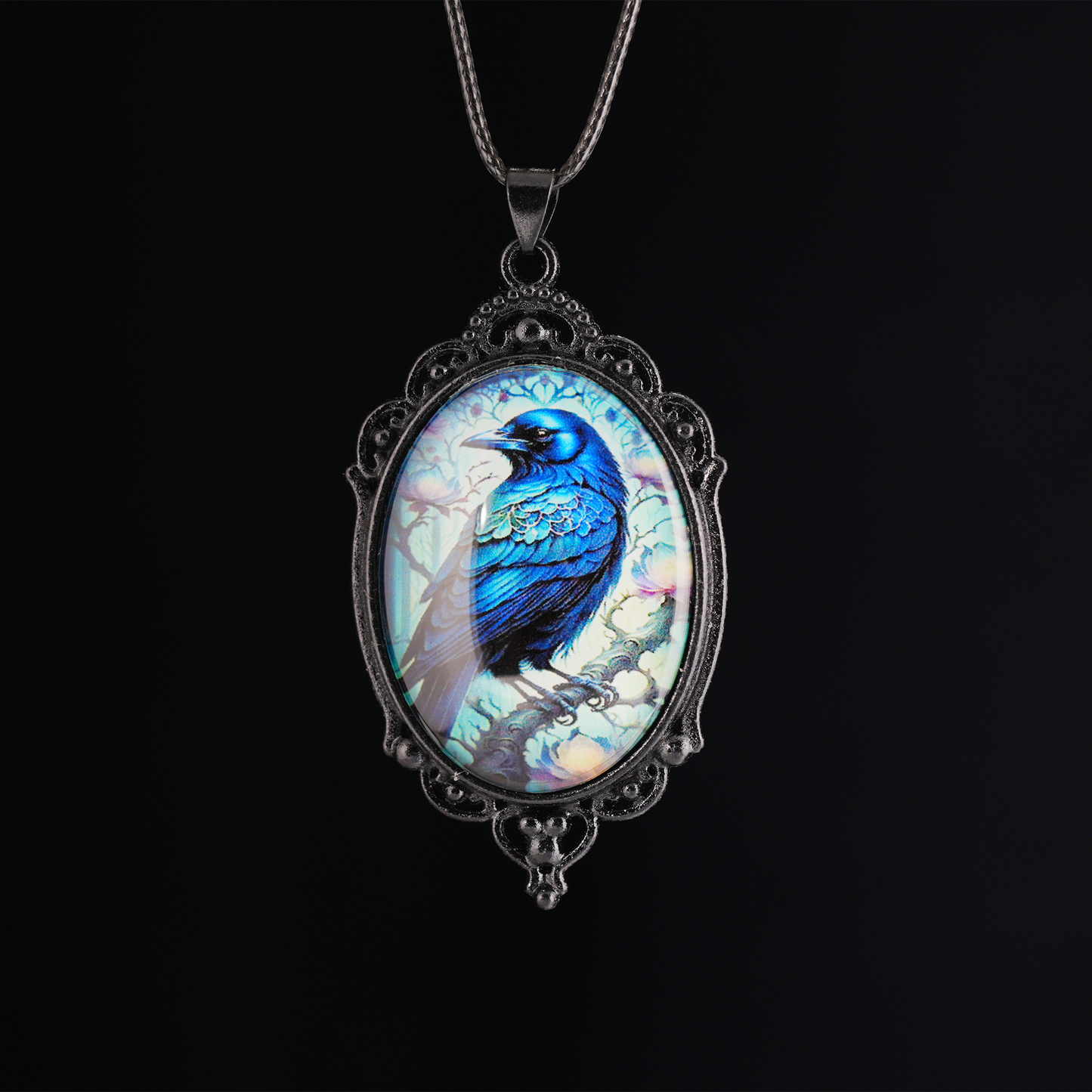 Halskette mit mystischem Rabenanhänger | Gotischer Vintage-Rahmen mit blau-schwarzer Illustration | Fantasy-Totemschmuck für Schutz und Weisheit
