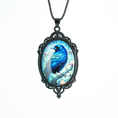Halskette mit mystischem Rabenanhänger | Gotischer Vintage-Rahmen mit blau-schwarzer Illustration | Fantasy-Totemschmuck für Schutz und Weisheit