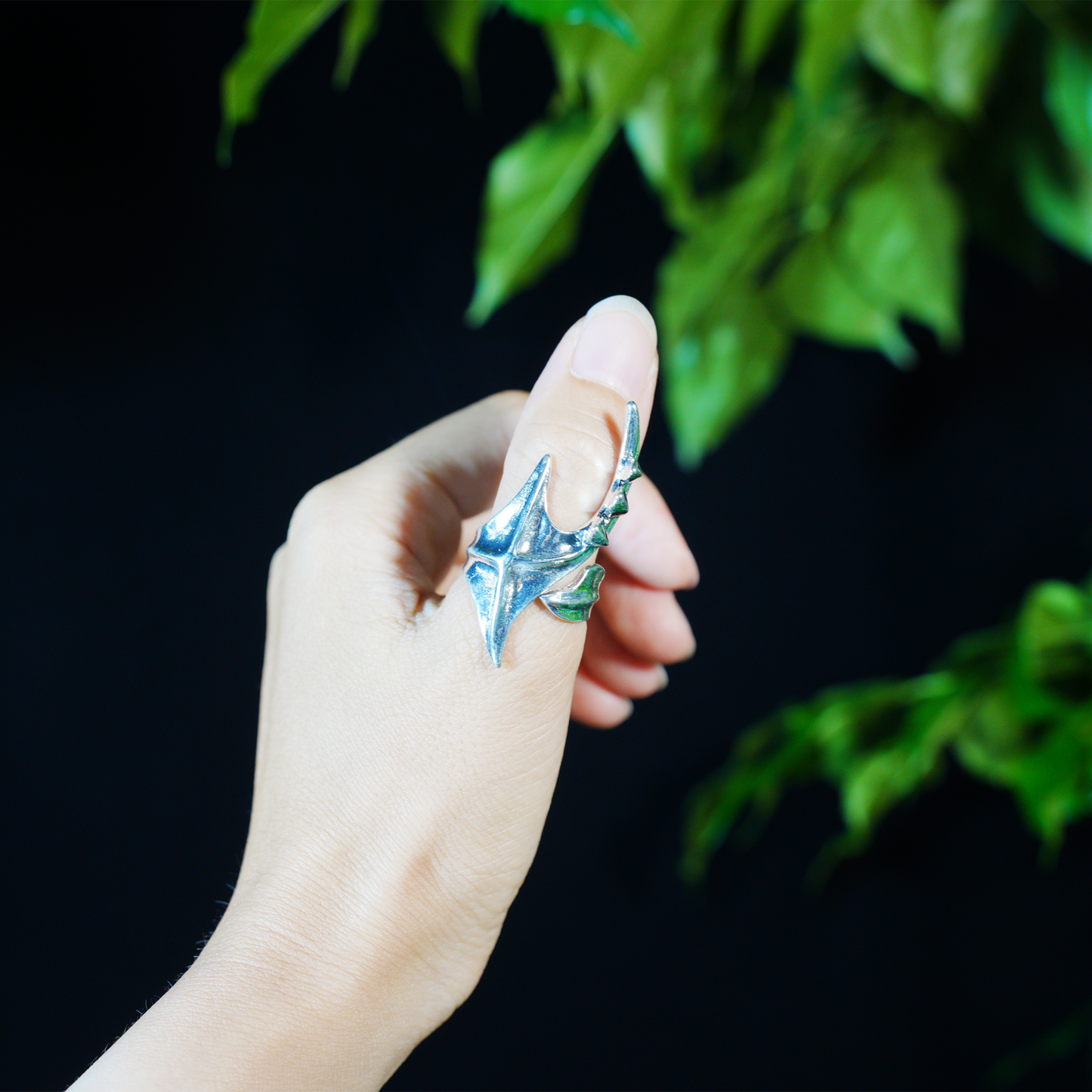 Von Blättern inspirierter Ring, minimalistisches Naturaccessoire, offenes Wickeldesign mit fließenden Kurven, symbolischer Wachstumsschmuck für den Alltag oder als Geschenk