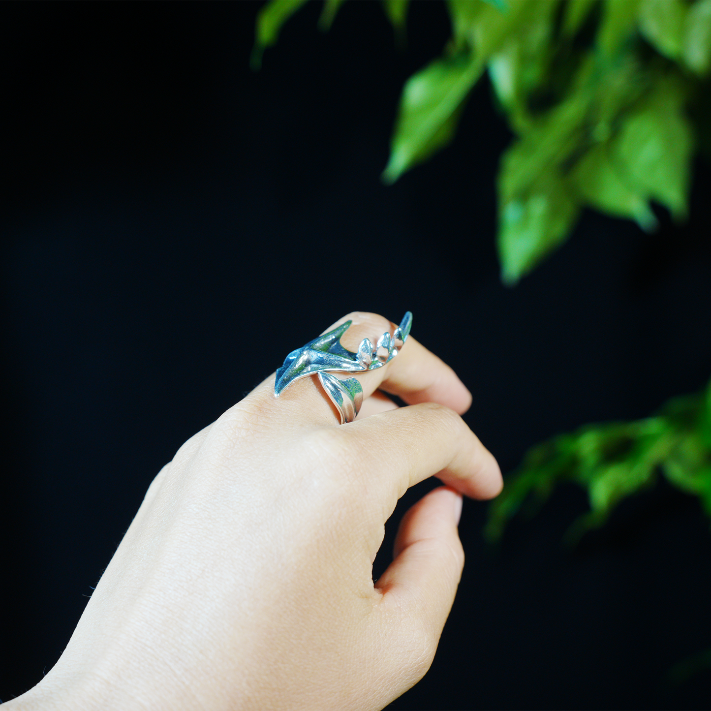 Von Blättern inspirierter Ring, minimalistisches Naturaccessoire, offenes Wickeldesign mit fließenden Kurven, symbolischer Wachstumsschmuck für den Alltag oder als Geschenk