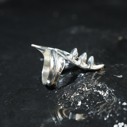 Von Blättern inspirierter Ring, minimalistisches Naturaccessoire, offenes Wickeldesign mit fließenden Kurven, symbolischer Wachstumsschmuck für den Alltag oder als Geschenk
