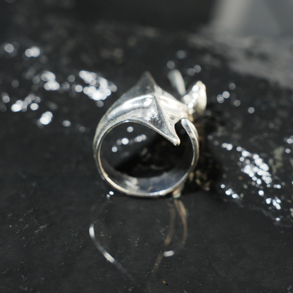 Von Blättern inspirierter Ring, minimalistisches Naturaccessoire, offenes Wickeldesign mit fließenden Kurven, symbolischer Wachstumsschmuck für den Alltag oder als Geschenk