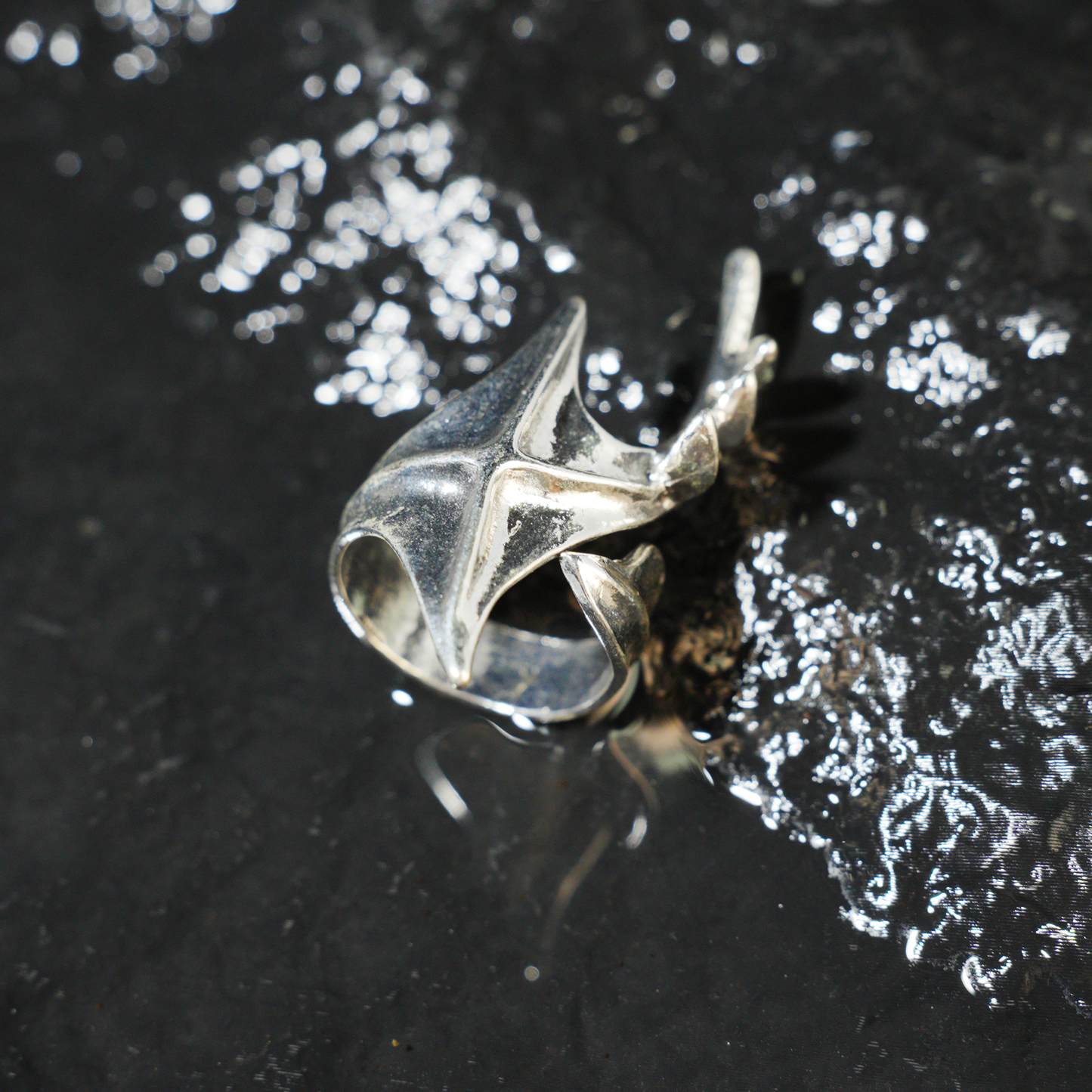 Von Blättern inspirierter Ring, minimalistisches Naturaccessoire, offenes Wickeldesign mit fließenden Kurven, symbolischer Wachstumsschmuck für den Alltag oder als Geschenk