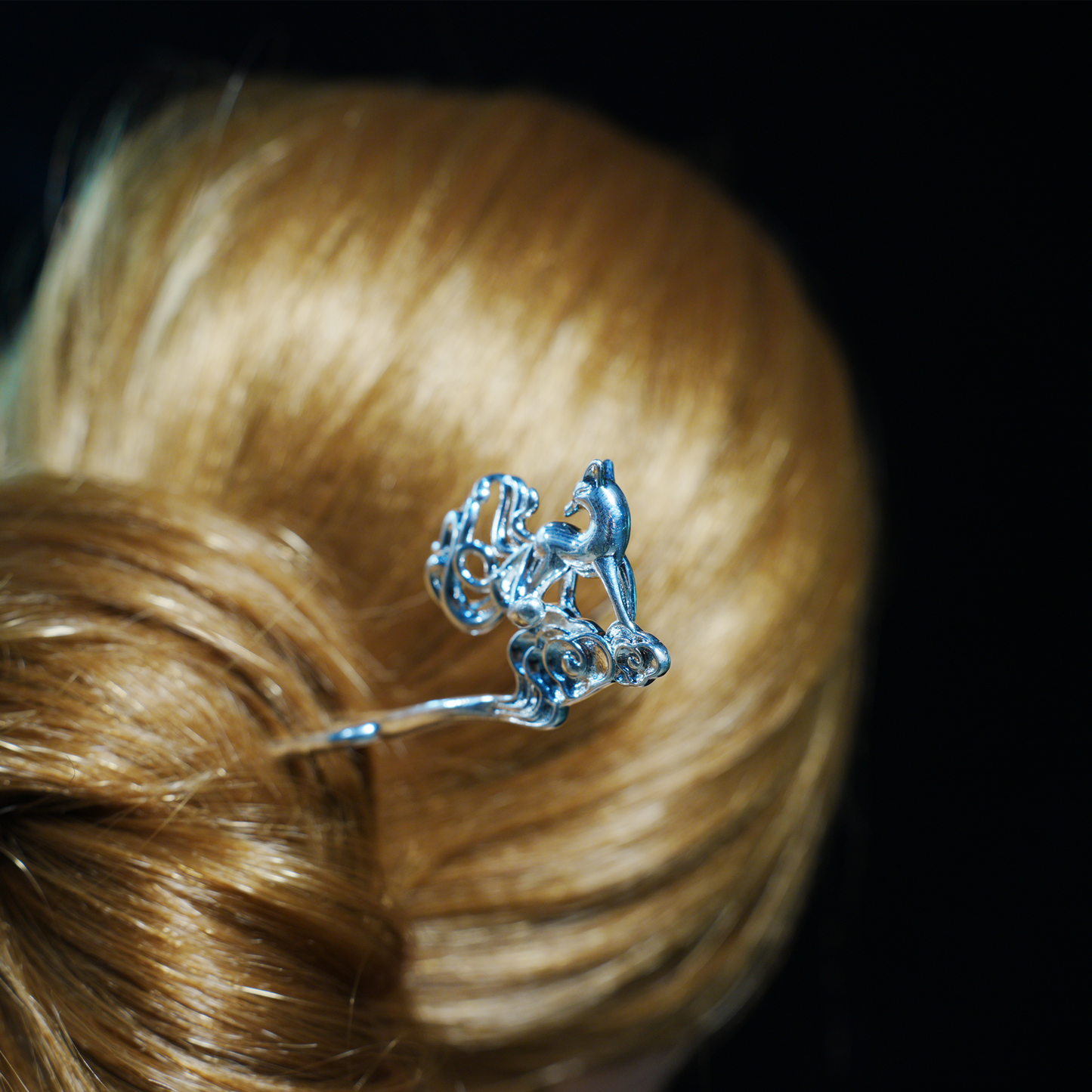 Neunschwänziger Fuchs Haarstab – Chinesische mythische Haarnadel, Hanfu Accessoire, Folk Schutzgeist Anstecknadel