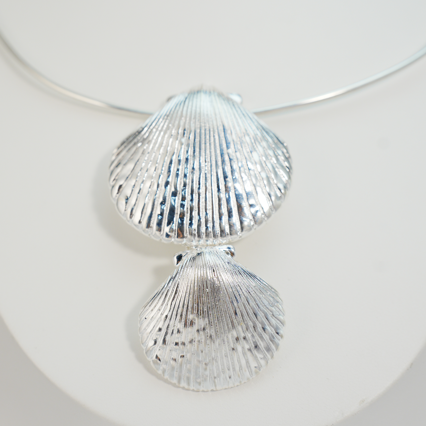 Minimalist Ocean-Inspired Double Shell Necklace · Metal Wire Collar Design · Symbolic Statement Jewelry