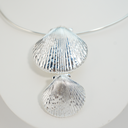 Minimalist Ocean-Inspired Double Shell Necklace · Metal Wire Collar Design · Symbolic Statement Jewelry