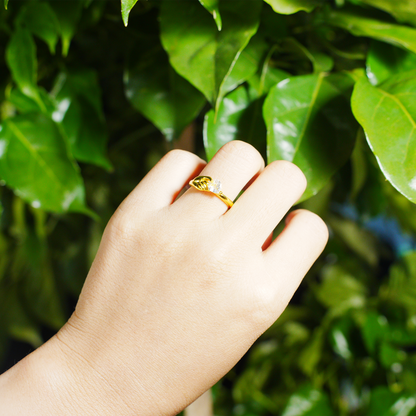 Goldener Hand hält Herzring | Minimalistischer Liebesgesten-Paarring | Romantisches Geschenk für Sie