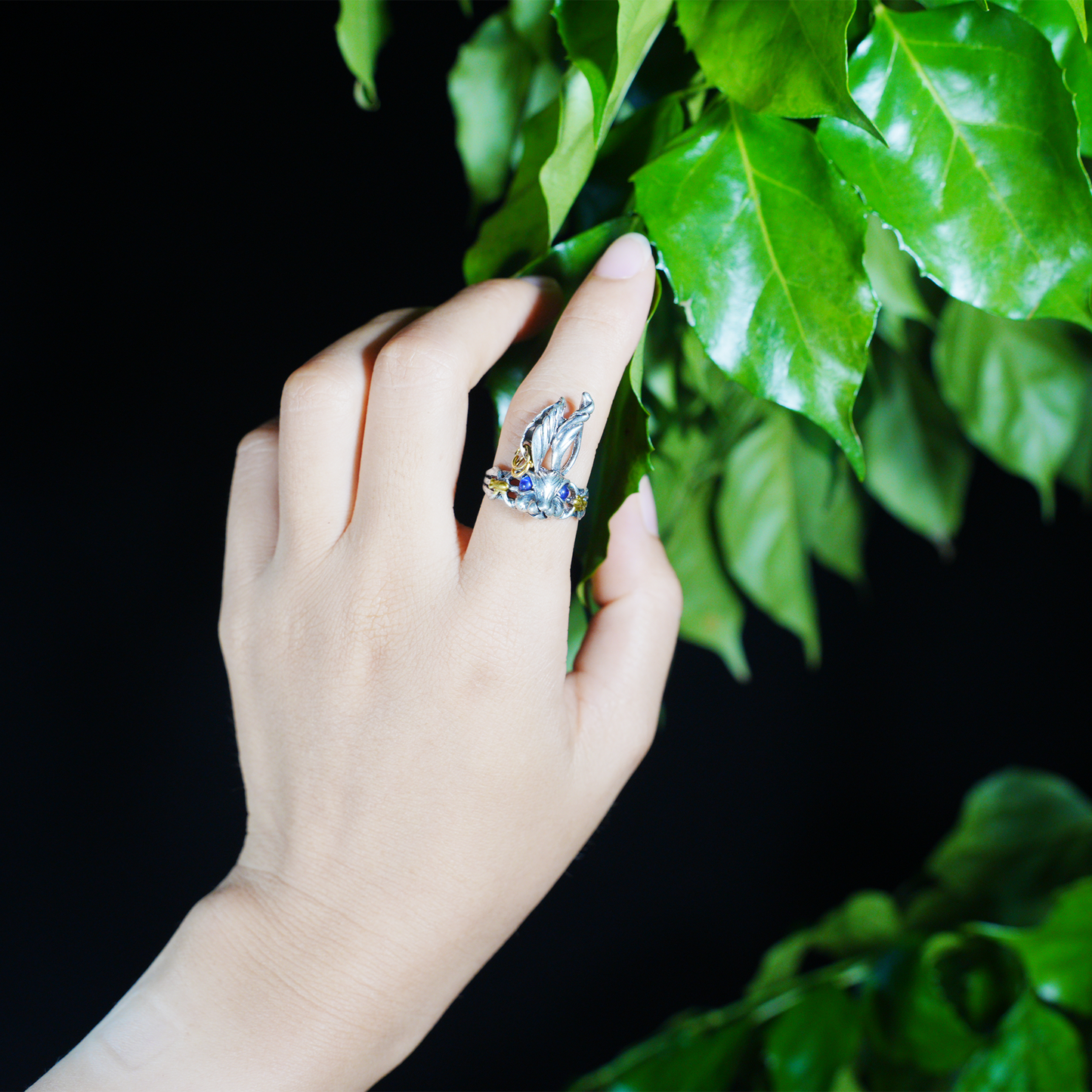 Fantasy Gothic Hasenring – Tiertotem-Design, blauäugiger Hasenschmuck, wunderliches Geschenk im Waldstil