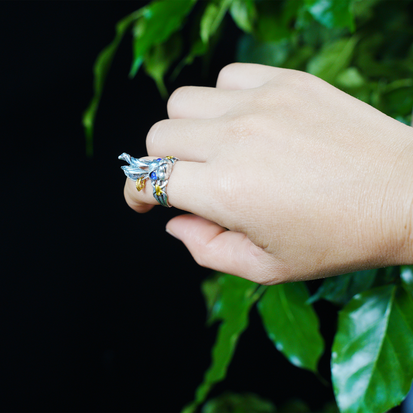 Fantasy Gothic Hasenring – Tiertotem-Design, blauäugiger Hasenschmuck, wunderliches Geschenk im Waldstil