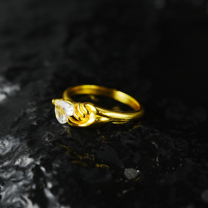 Goldener Hand hält Herzring | Minimalistischer Liebesgesten-Paarring | Romantisches Geschenk für Sie