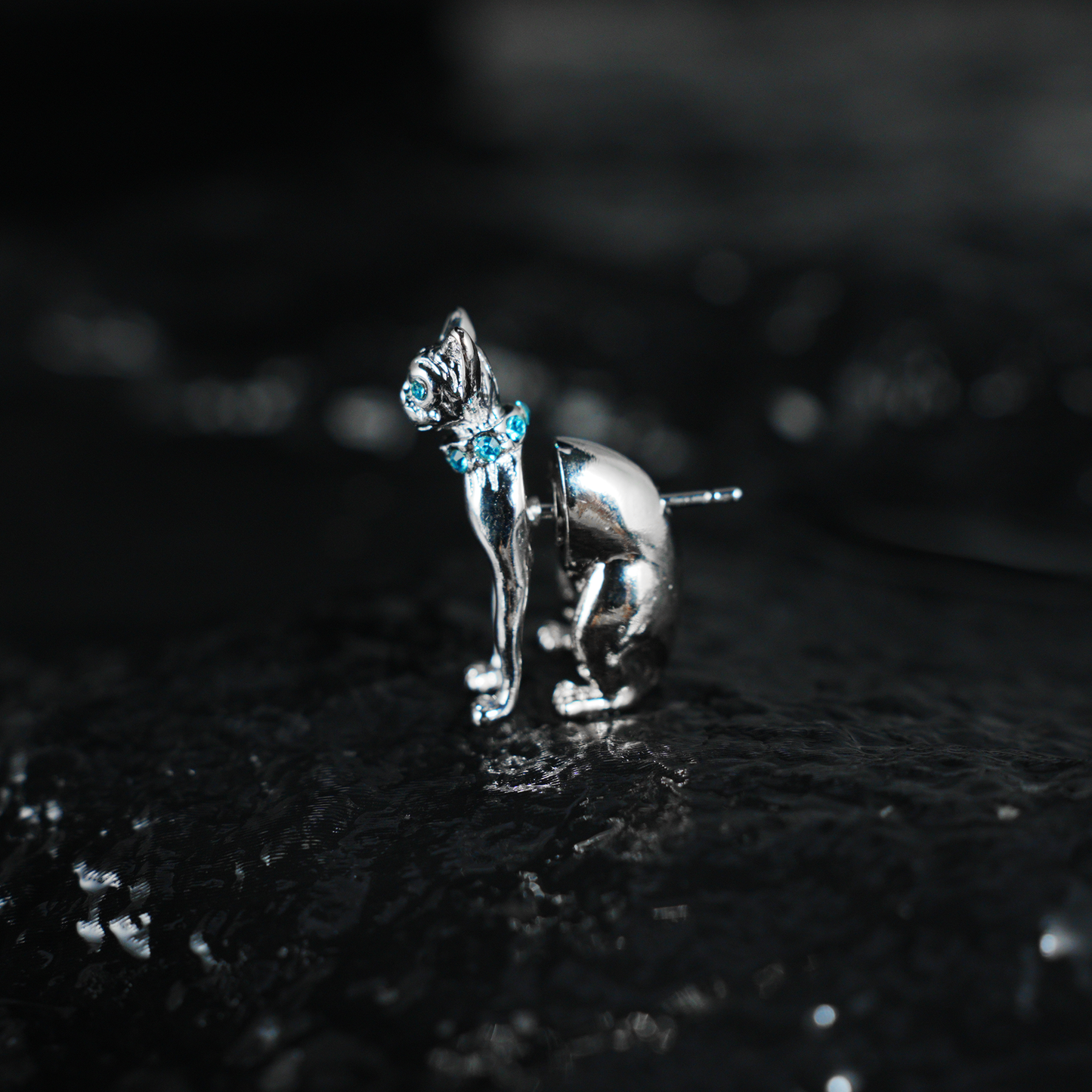 Mystischer Katzen-Ohrstecker | Blaue Kristallaugen &amp; Halsband | Gotischer Katzenschmuck | Unisex-Statement-Tierohrring | Katzen-Totem-Accessoire