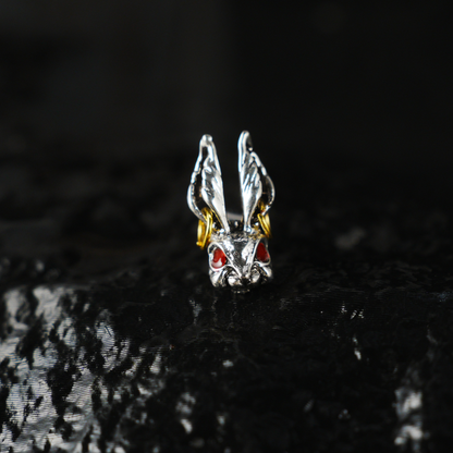 Gothic Bunny Ohrstecker, Hasenkopf Ohrstecker mit roten Augen und goldenen Creolendetails, Punk Totem Schmuck für Männer und Frauen