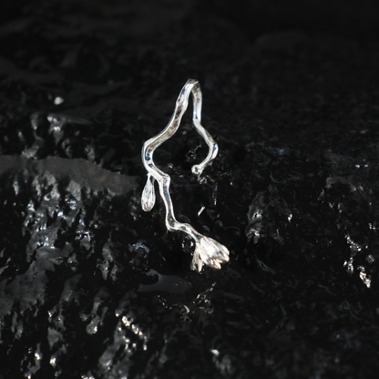 Organischer Flow Ohrhaken, Minimalistischer Ast Curve Ohrring, Natur inspirierter Ohrschmuck, Statement Ohrring