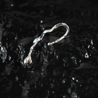 Organischer Flow Ohrhaken, Minimalistischer Ast Curve Ohrring, Natur inspirierter Ohrschmuck, Statement Ohrring