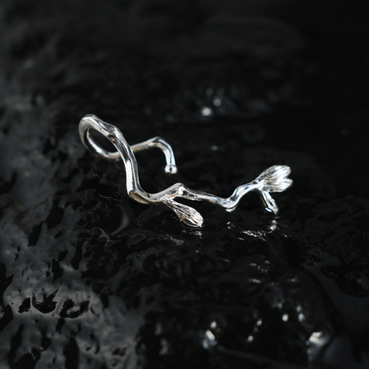 Organischer Flow Ohrhaken, Minimalistischer Ast Curve Ohrring, Natur inspirierter Ohrschmuck, Statement Ohrring