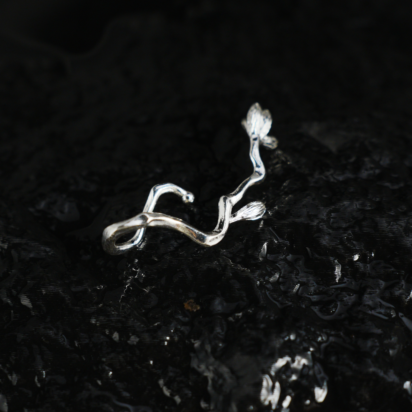 Organischer Flow Ohrhaken, Minimalistischer Ast Curve Ohrring, Natur inspirierter Ohrschmuck, Statement Ohrring