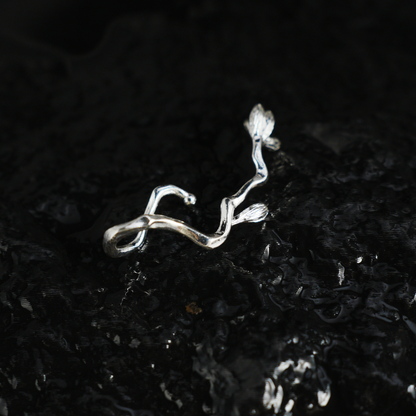 Organischer Flow Ohrhaken, Minimalistischer Ast Curve Ohrring, Natur inspirierter Ohrschmuck, Statement Ohrring